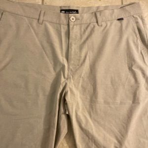 Travis Mathew mens golf shorts size 42. New